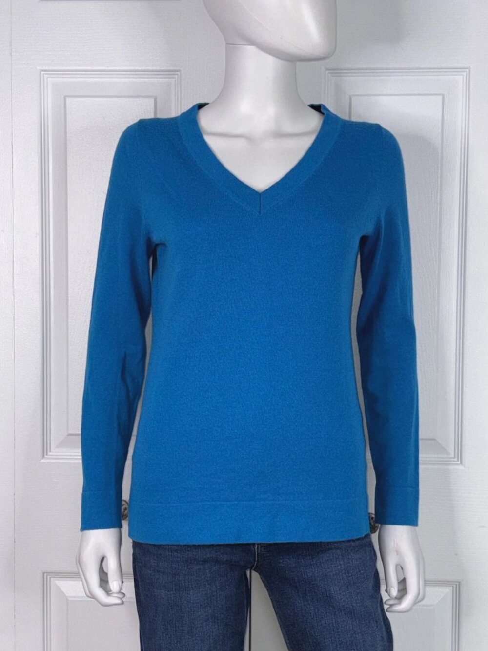 BANANA REPUBLIC women's V-neck merino sweater medium